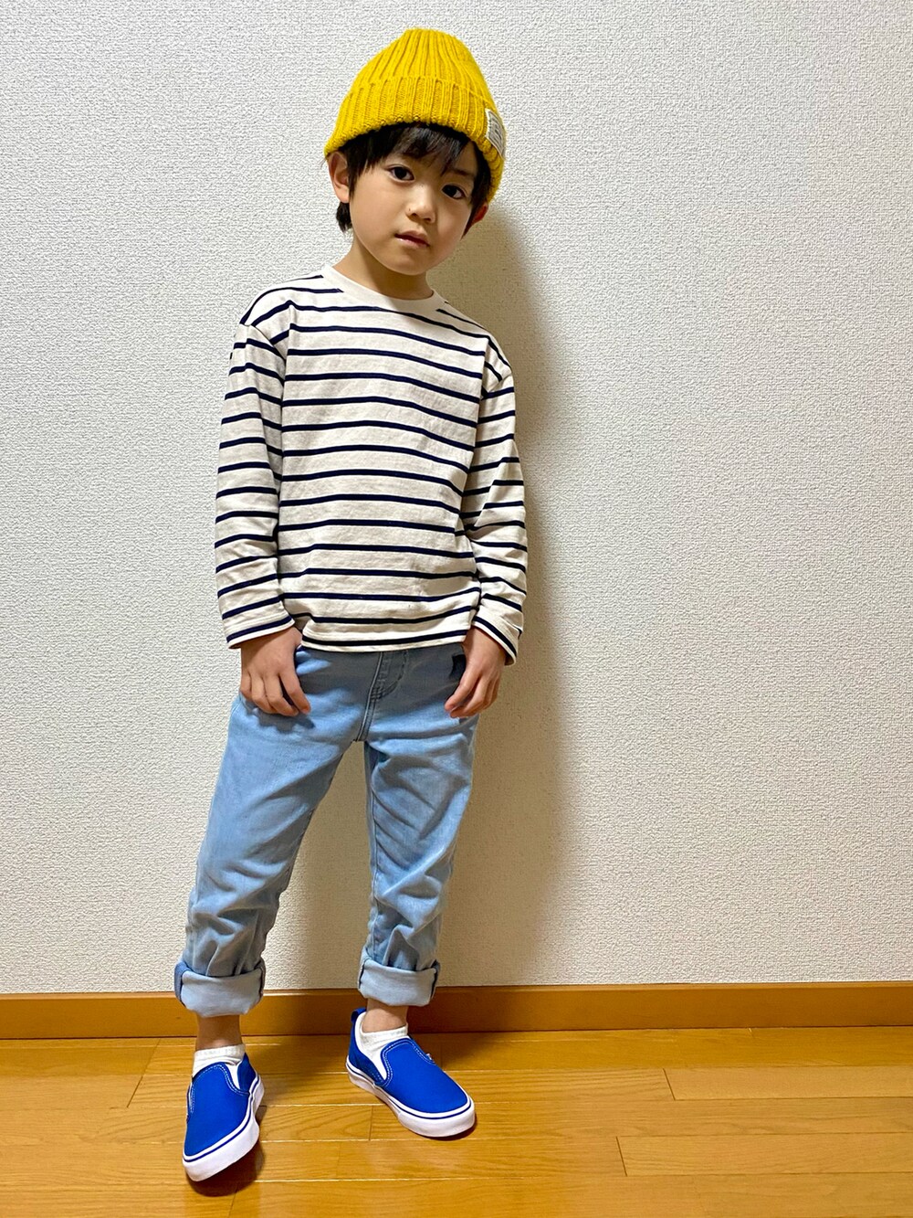 ホワイト系のトップス、ブルー系のデニムパンツ、ブルー系のスリッポンを着用したキッズの冬コーディネートの2枚目の写真