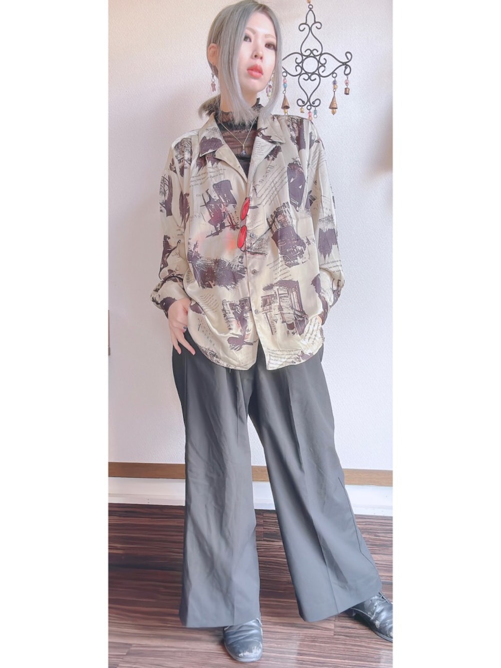 ベージュ系のシャツ/ブラウス、ブラック系のパンツ、レッド系のサングラスを着用したレディースの冬コーディネートの2枚目の写真