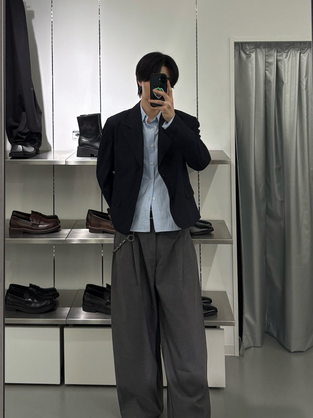 ブルー系のシャツ/ブラウス、グレー系のスラックス、ブルー系のテーラードジャケットを着用したメンズの春コーディネートの2枚目の写真