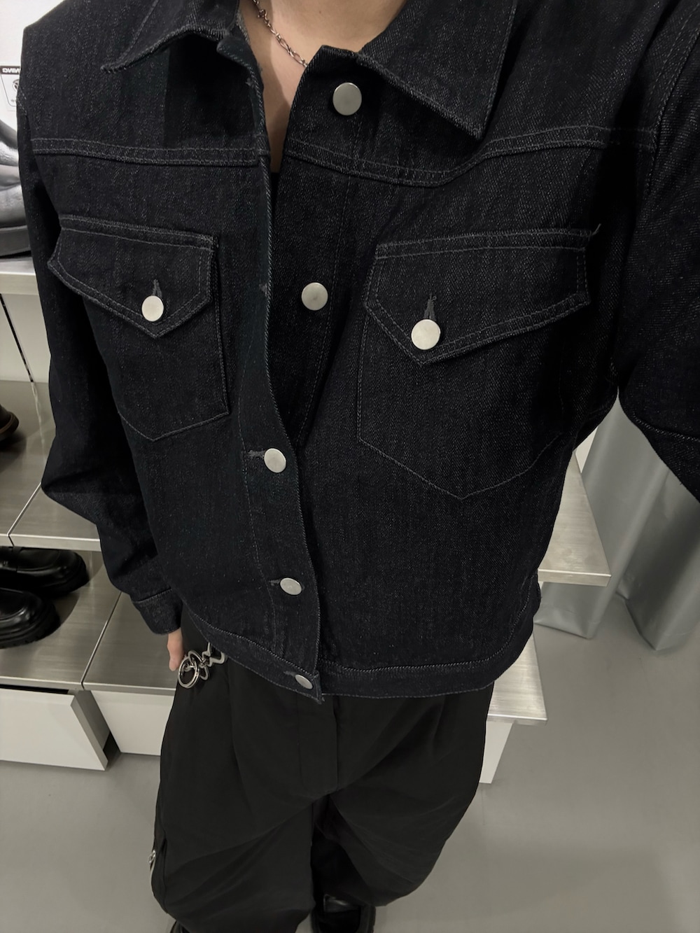 ブルー系のデニムジャケット、ブラック系のカーゴパンツ、ブラック系のローファーを着用したメンズの春コーディネートの2枚目の写真