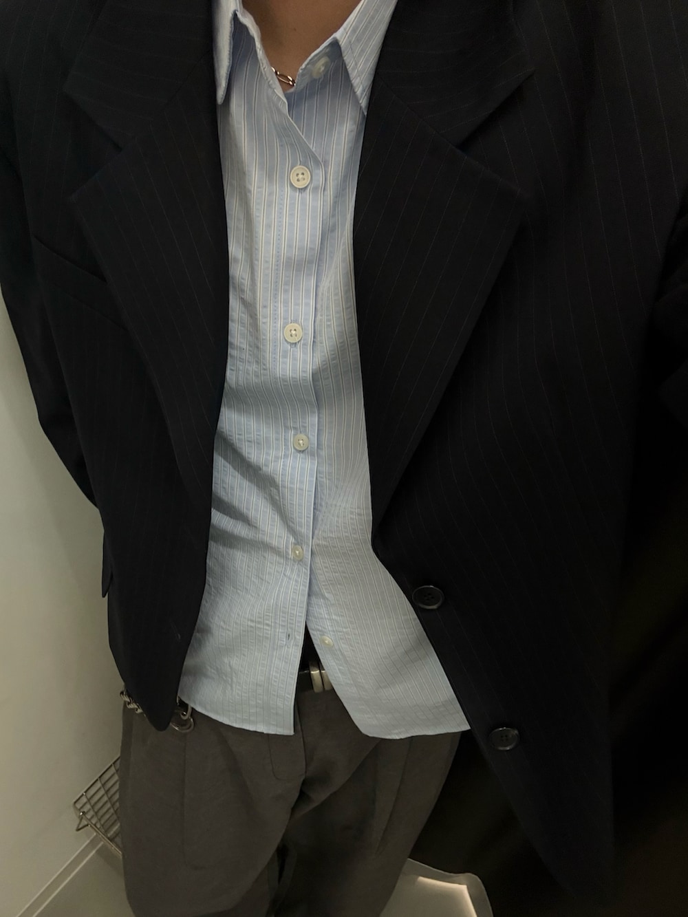 ブルー系のシャツ/ブラウス、グレー系のスラックス、ブルー系のテーラードジャケットを着用したメンズの春コーディネートの3枚目の写真