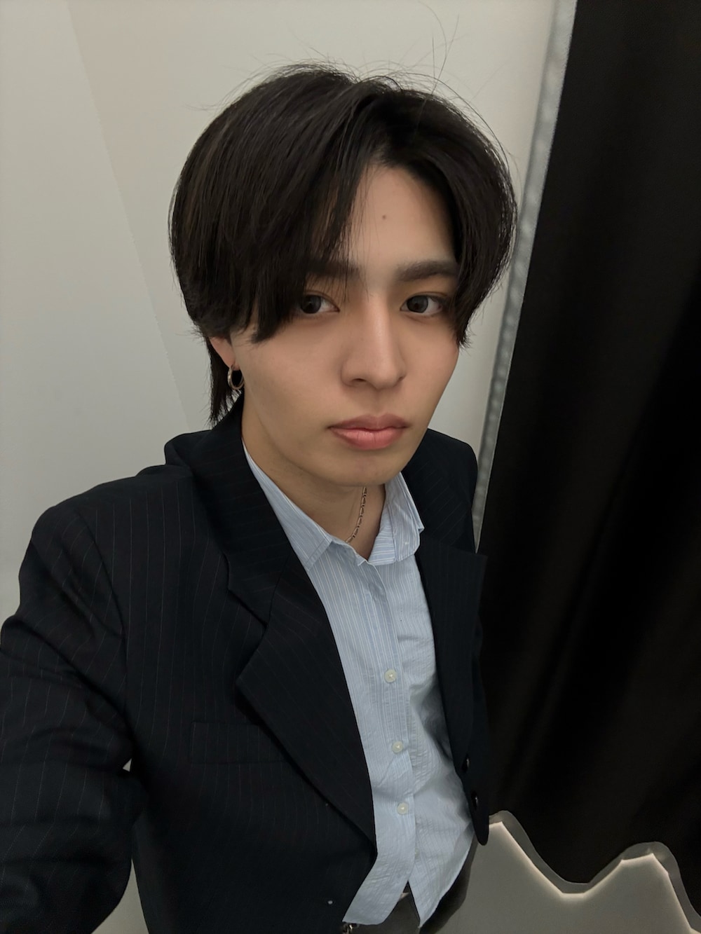 ブルー系のシャツ/ブラウス、グレー系のスラックス、ブルー系のテーラードジャケットを着用したメンズの春コーディネートの4枚目の写真