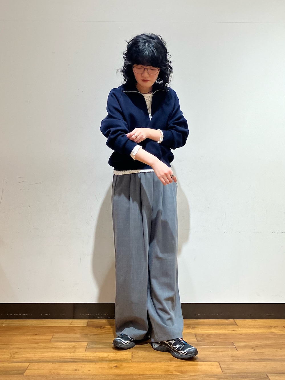 ホワイト系のTシャツ/カットソー、ブルー系のスウェット、グレー系のその他パンツを着用したレディースの春コーディネートの3枚目の写真