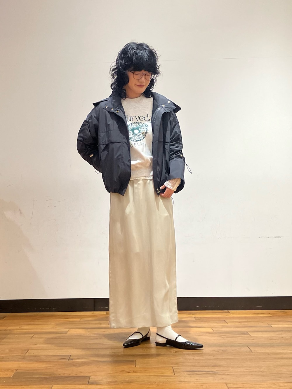 ベージュ系のスカート、ブラック系のボストンバッグ、グレー系のスウェットを着用したレディースの春コーディネートの2枚目の写真