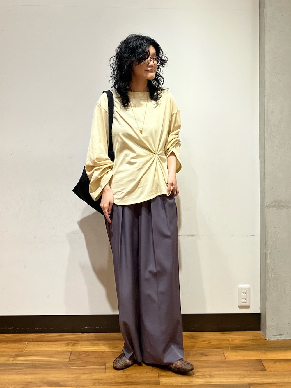 イエロー系のTシャツ/カットソー、グレー系のその他パンツ、その他のバレエシューズを着用したレディースの夏コーディネートの2枚目の写真