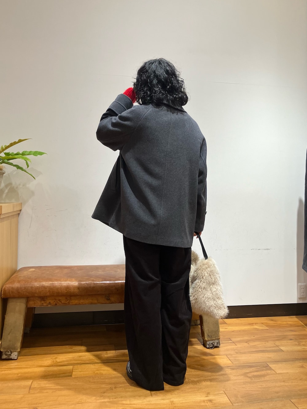 レッド系のニット/セーター、グレー系のピーコート、グレー系のその他パンツを着用したレディースの秋コーディネートの2枚目の写真