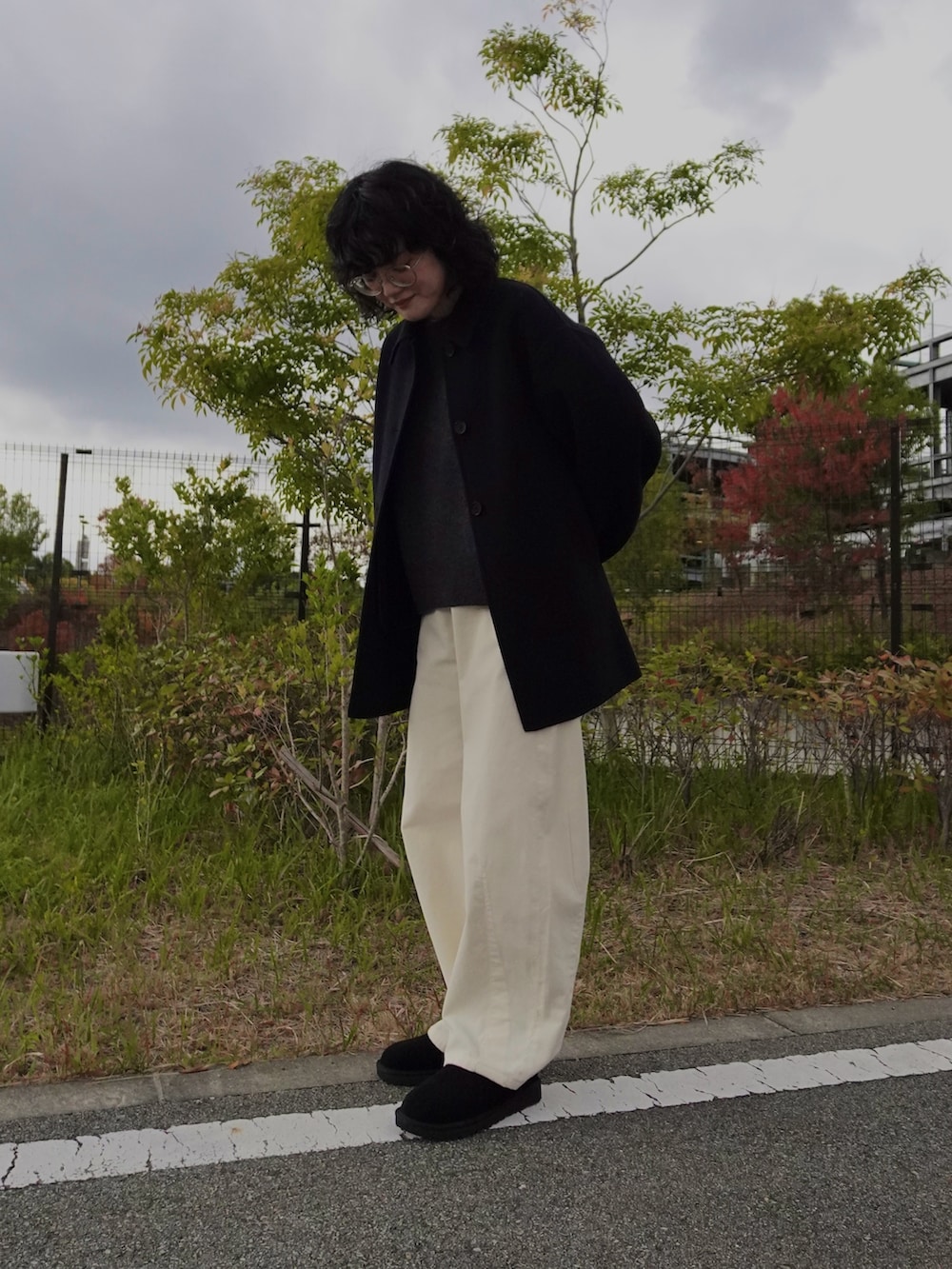 グレー系のニット/セーター、ホワイト系のその他パンツ、ブラック系のその他シューズを着用したレディースの秋コーディネートの2枚目の写真