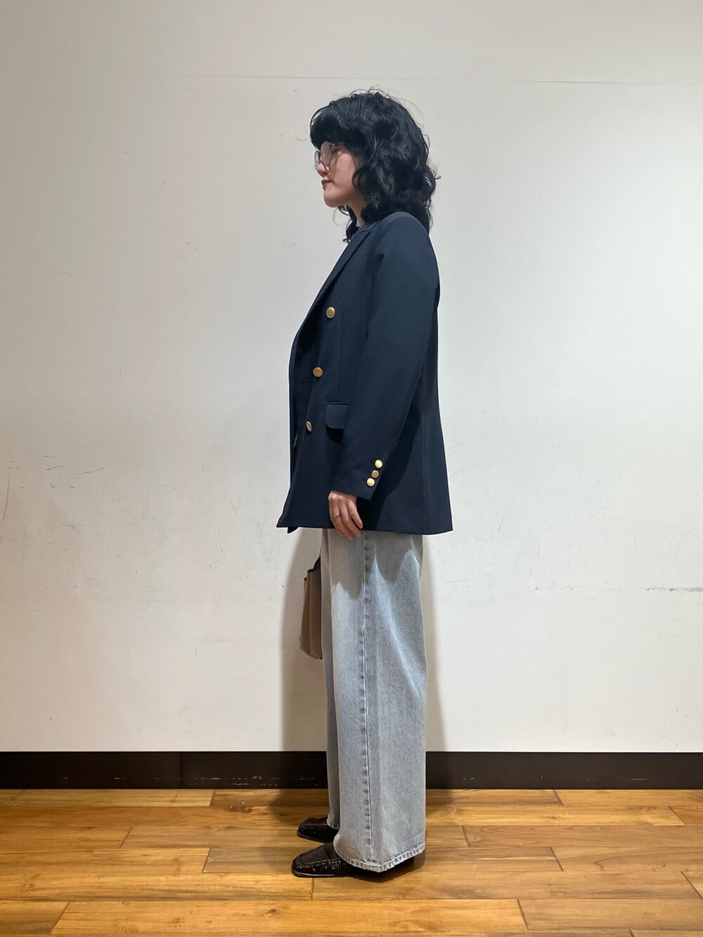 ブルー系のその他アウター、グリーン系のカーディガン/ボレロ、ブルー系のデニムパンツを着用したレディースの冬コーディネートの3枚目の写真