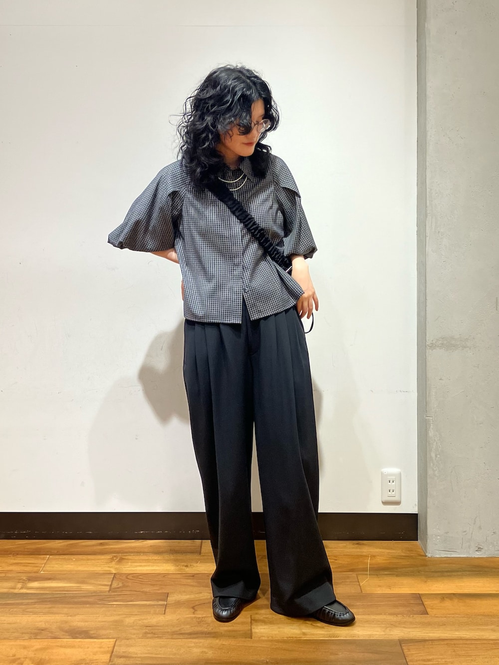 ブラック系のシャツ/ブラウス、ブラック系のショルダーバッグ、ブラック系のその他パンツを着用したレディースの夏コーディネートの2枚目の写真