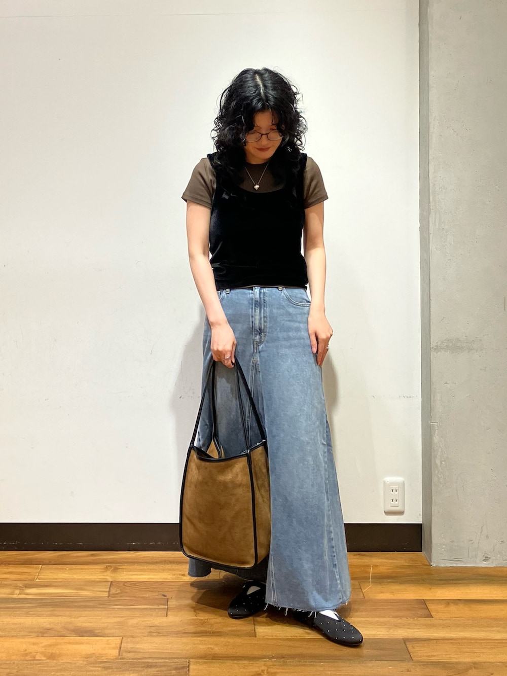 ブラック系のその他トップス、グリーン系のTシャツ/カットソー、ブラック系のバレエシューズを着用したレディースの夏コーディネートの2枚目の写真