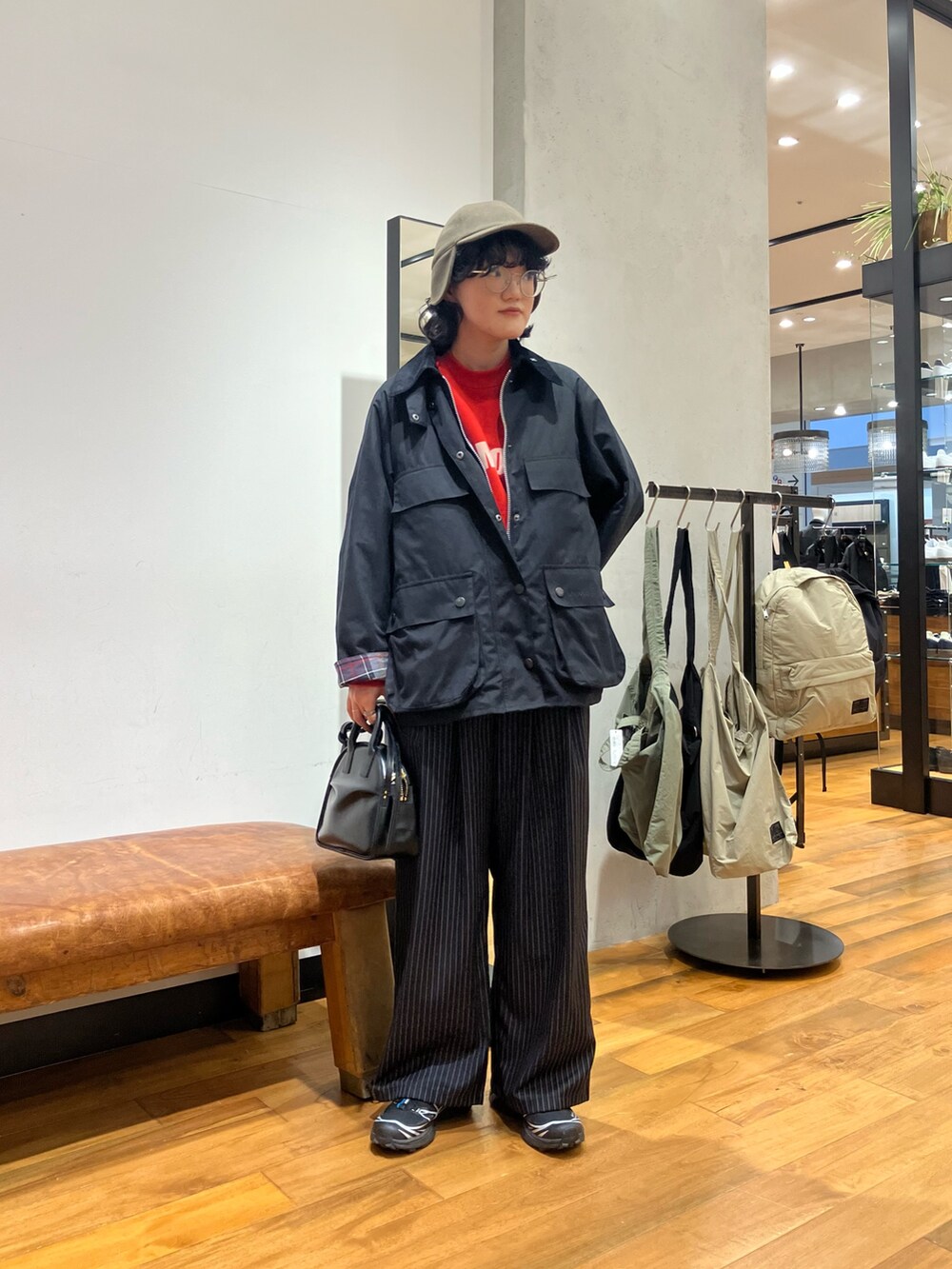 ブラック系のその他アウター、グレー系のその他パンツ、ブラック系のスニーカーを着用したレディースの秋コーディネートの4枚目の写真