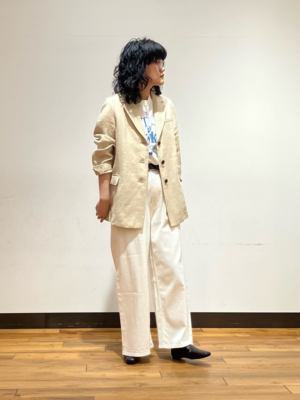 ベージュ系のその他アウター、ブルー系のTシャツ/カットソー、ホワイト系のデニムパンツを着用したレディースの春コーディネートの3枚目の写真