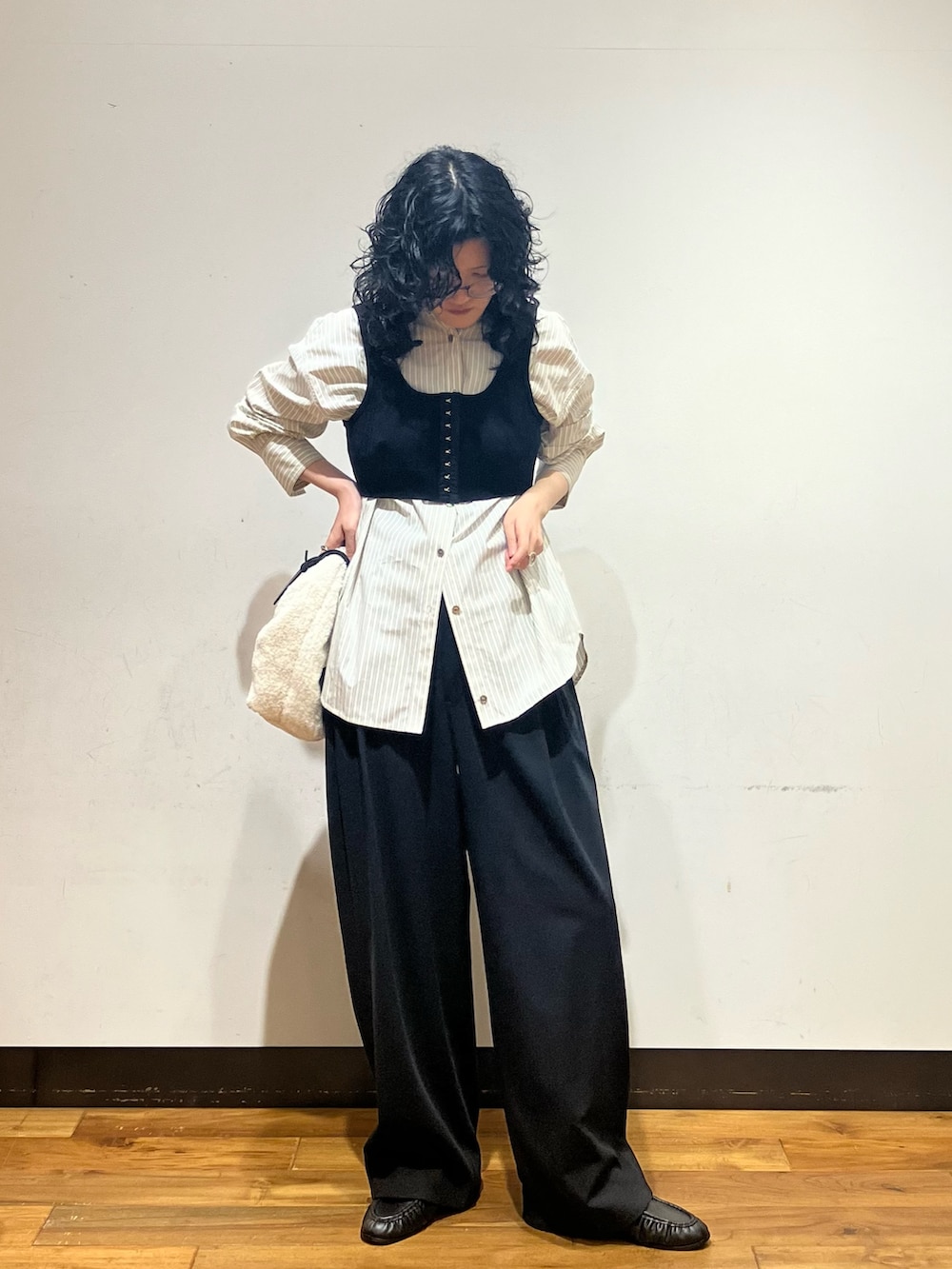 ブラック系のニット/セーター、その他のシャツ/ブラウス、ブラック系のその他パンツを着用したレディースの秋コーディネートの3枚目の写真