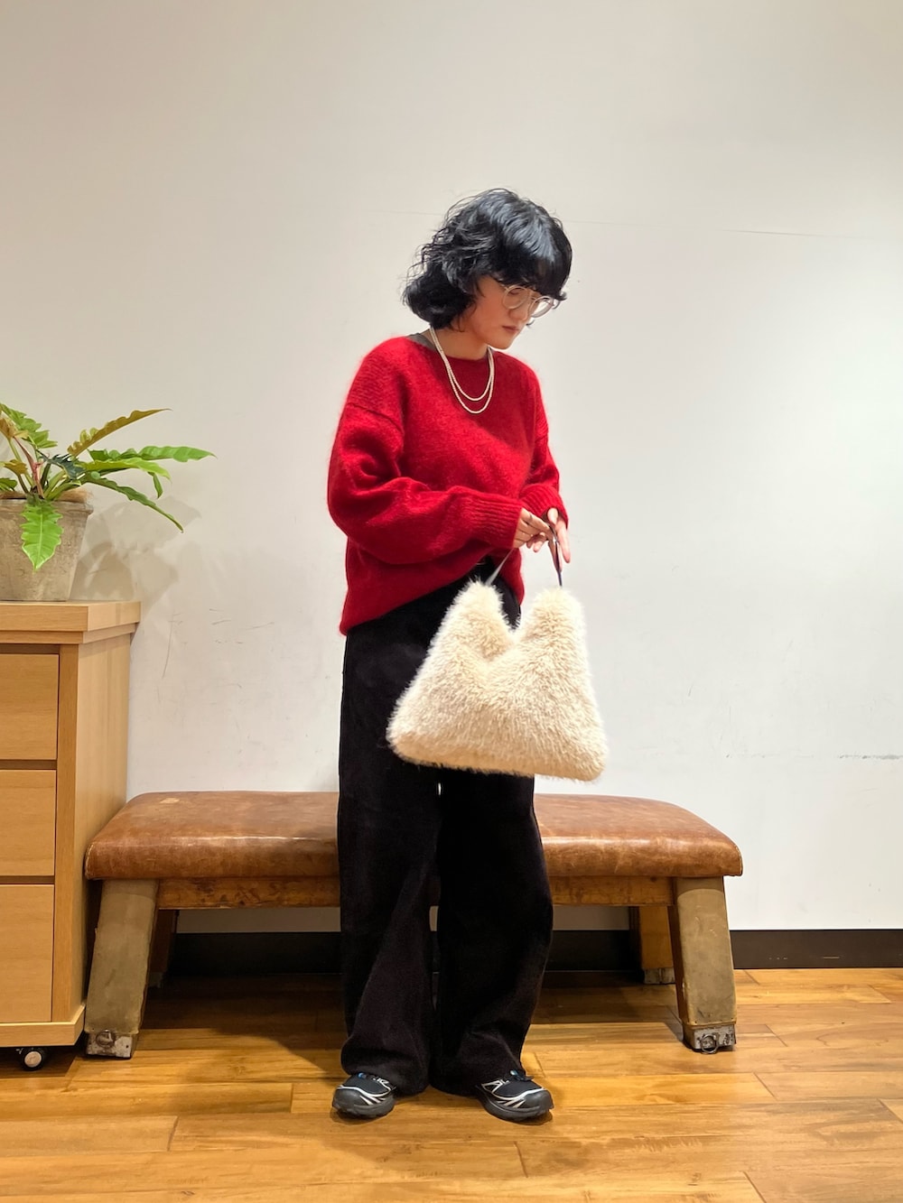 レッド系のニット/セーター、グレー系のピーコート、グレー系のその他パンツを着用したレディースの秋コーディネートの6枚目の写真