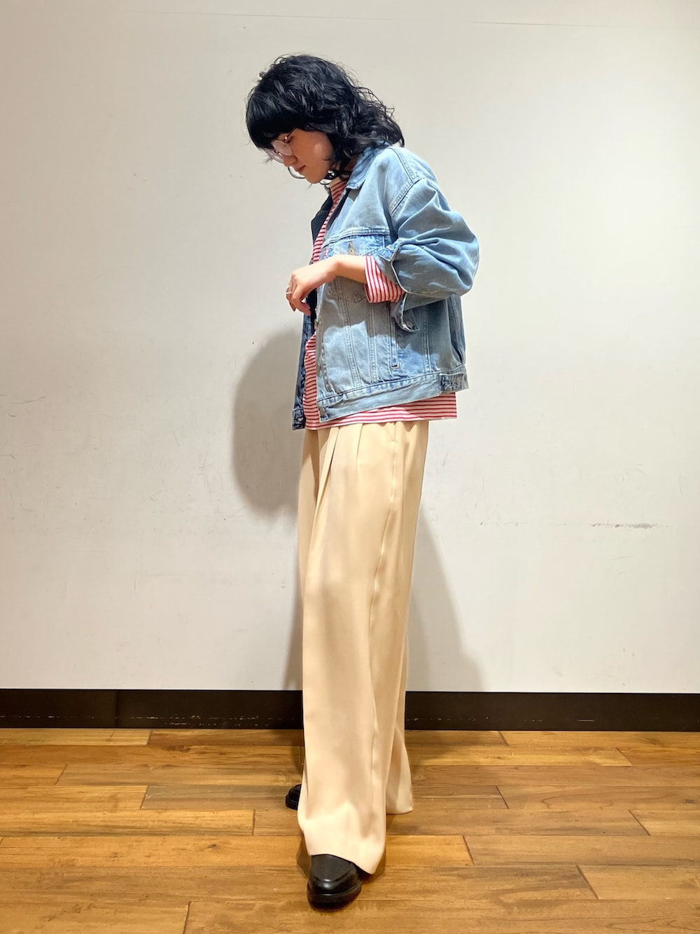 ベージュ系のその他パンツ、ブラック系のローファー、ブルー系のデニムジャケットを着用したレディースの春コーディネートの2枚目の写真