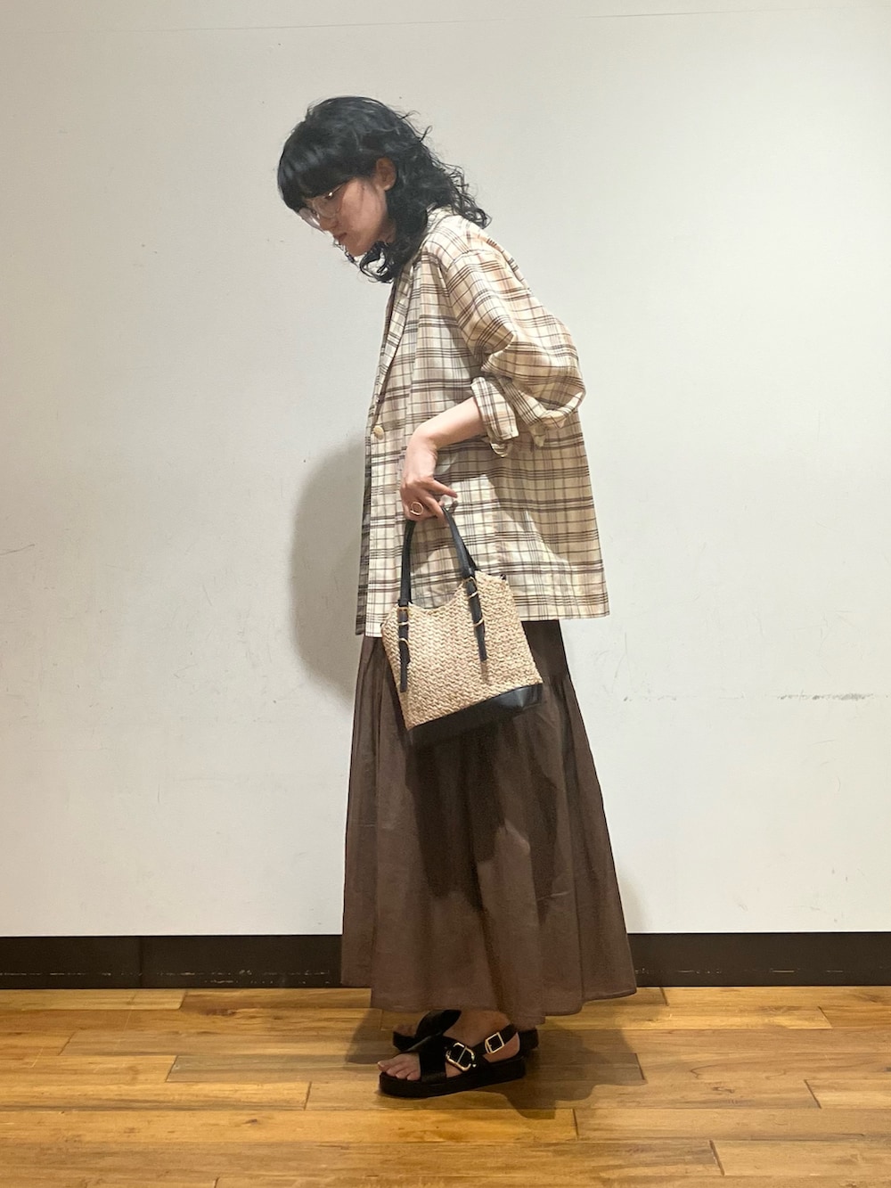 ベージュ系のその他アウター、ブラウン系のワンピース、ブラック系のサンダルを着用したレディースの春コーディネートの2枚目の写真