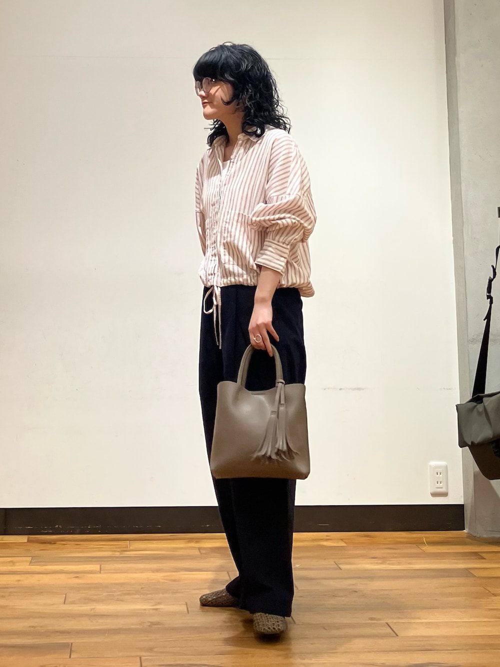 ブルー系のその他パンツ、グレー系のトートバッグ、ブラウン系のサンダルを着用したレディースの春コーディネートの4枚目の写真