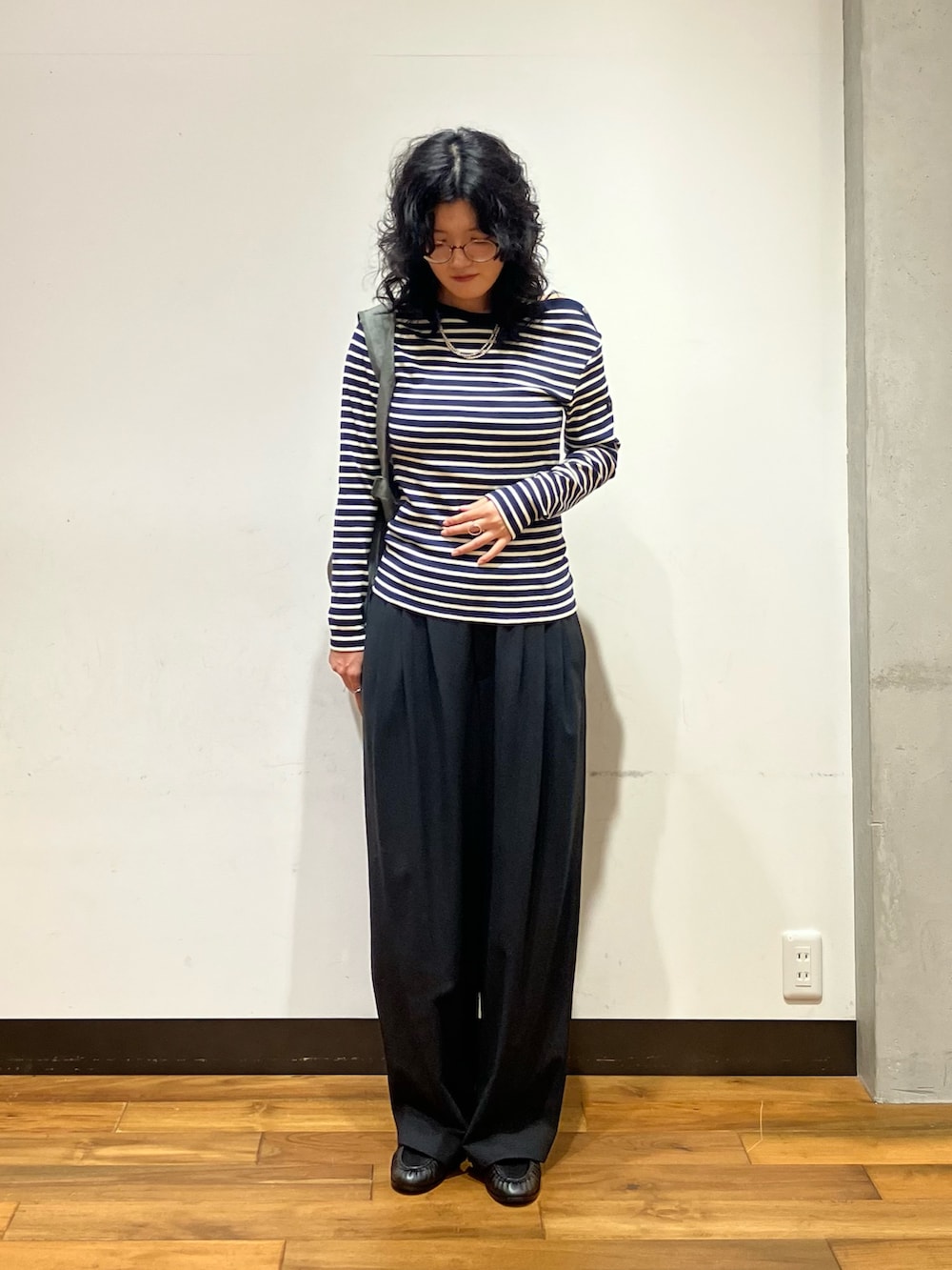 ブルー系のTシャツ/カットソー、ブラック系のローファー、ブラック系のその他パンツを着用したレディースの夏コーディネートの3枚目の写真