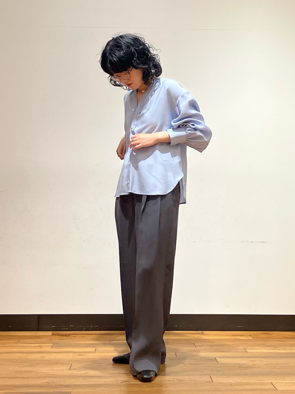 ブルー系のシャツ/ブラウス、グレー系のその他パンツ、ブラック系のローファーを着用したレディースの春コーディネートの2枚目の写真