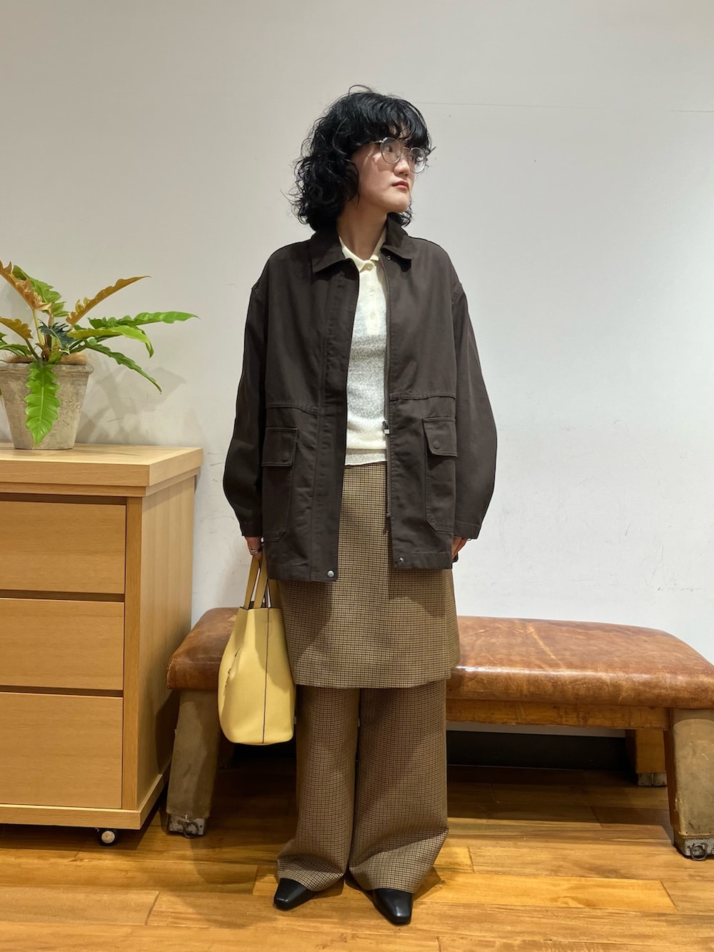 イエロー系のスカート、イエロー系のその他パンツ、ブラウン系のカバーオールを着用したレディースの秋コーディネートの3枚目の写真