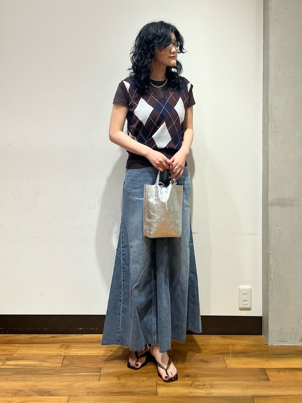 ブラウン系のベスト、ブラウン系のTシャツ/カットソー、シルバー系のトートバッグを着用したレディースの夏コーディネートの2枚目の写真