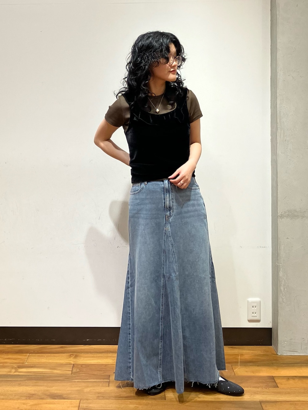 ブラック系のその他トップス、グリーン系のTシャツ/カットソー、ブラック系のバレエシューズを着用したレディースの夏コーディネートの3枚目の写真