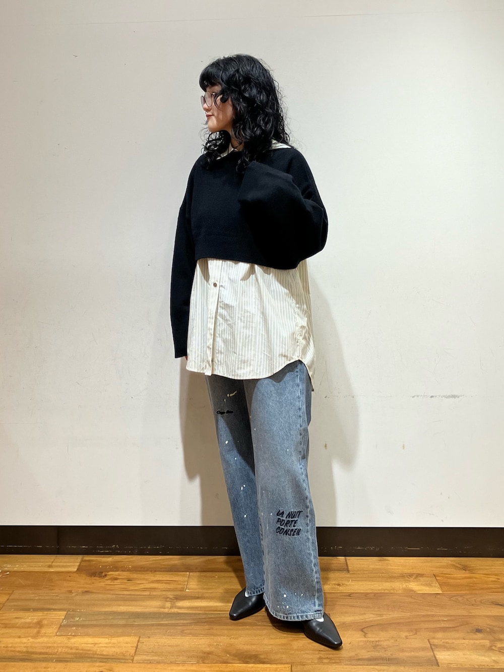その他のシャツ/ブラウス、ブルー系のデニムパンツ、ブラック系のニット/セーターを着用したレディースの秋コーディネートの3枚目の写真