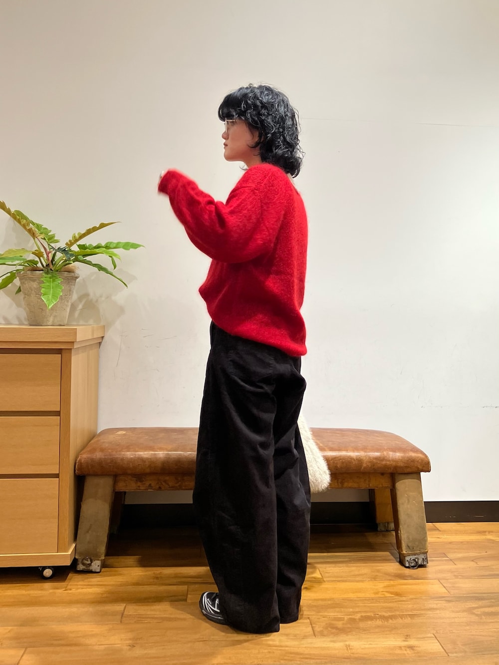 レッド系のニット/セーター、グレー系のピーコート、グレー系のその他パンツを着用したレディースの秋コーディネートの5枚目の写真