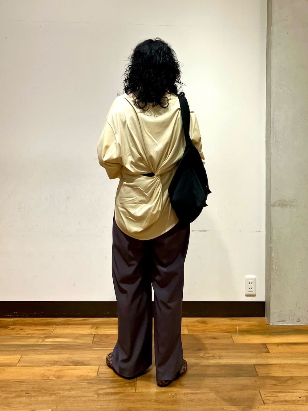 イエロー系のTシャツ/カットソー、グレー系のその他パンツ、その他のバレエシューズを着用したレディースの夏コーディネートの3枚目の写真