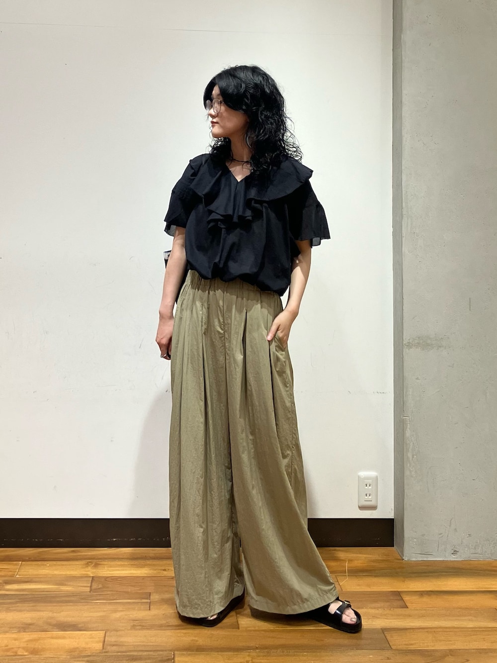 ブラック系のシャツ/ブラウス、ベージュ系のその他パンツ、ブラック系のトートバッグを着用したレディースの夏コーディネートの3枚目の写真