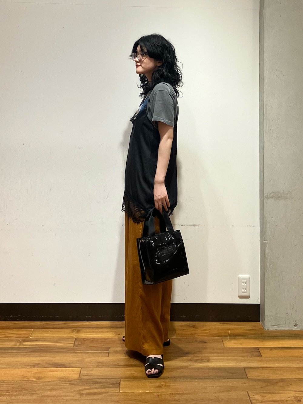 ブラウン系のその他パンツ、ブラック系のサンダル、ブラック系のショルダーバッグを着用したレディースの夏コーディネートの3枚目の写真