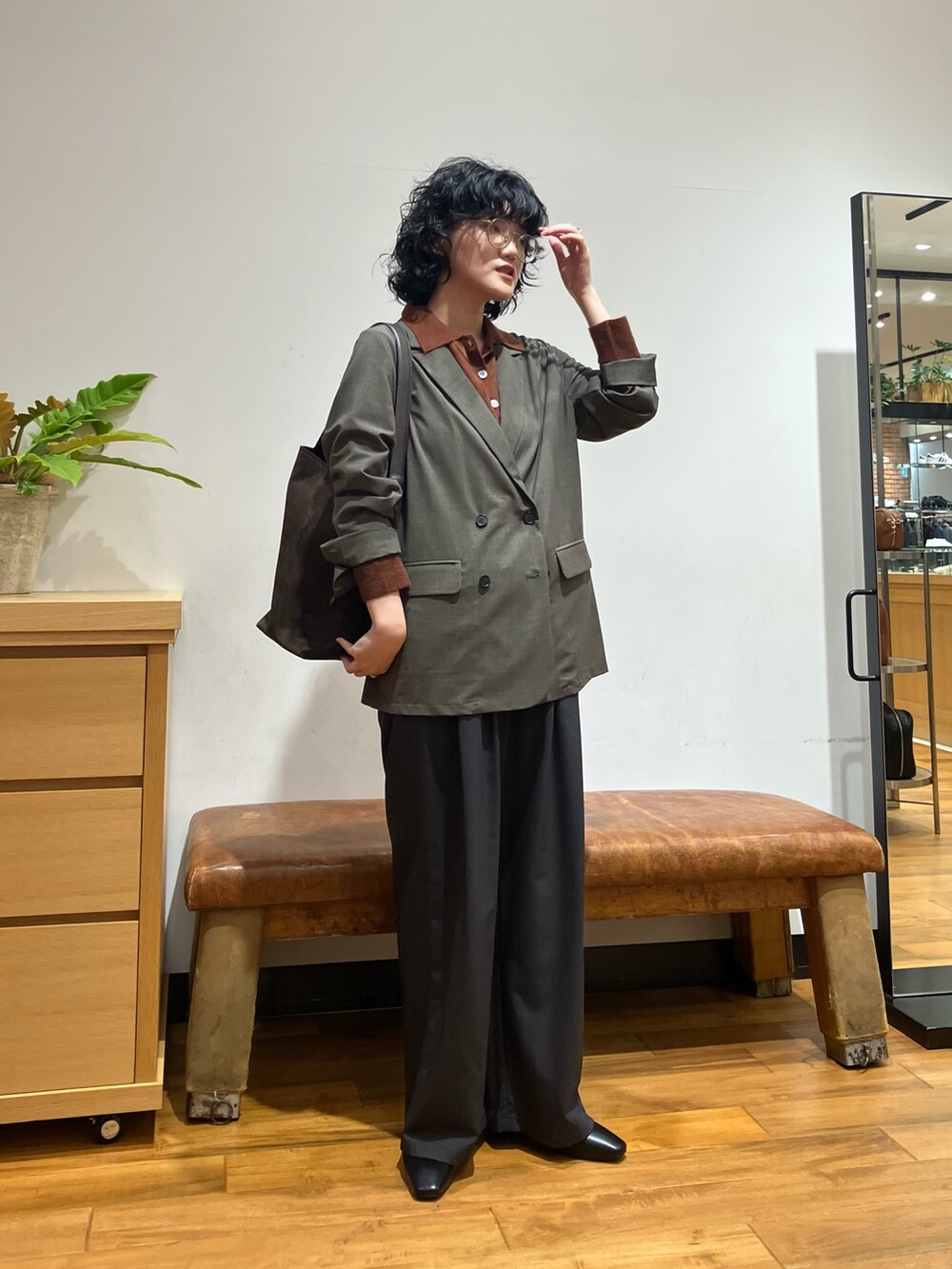 ブラウン系のニット/セーター、グレー系のその他パンツ、ブラック系のローファーを着用したレディースの秋コーディネートの4枚目の写真