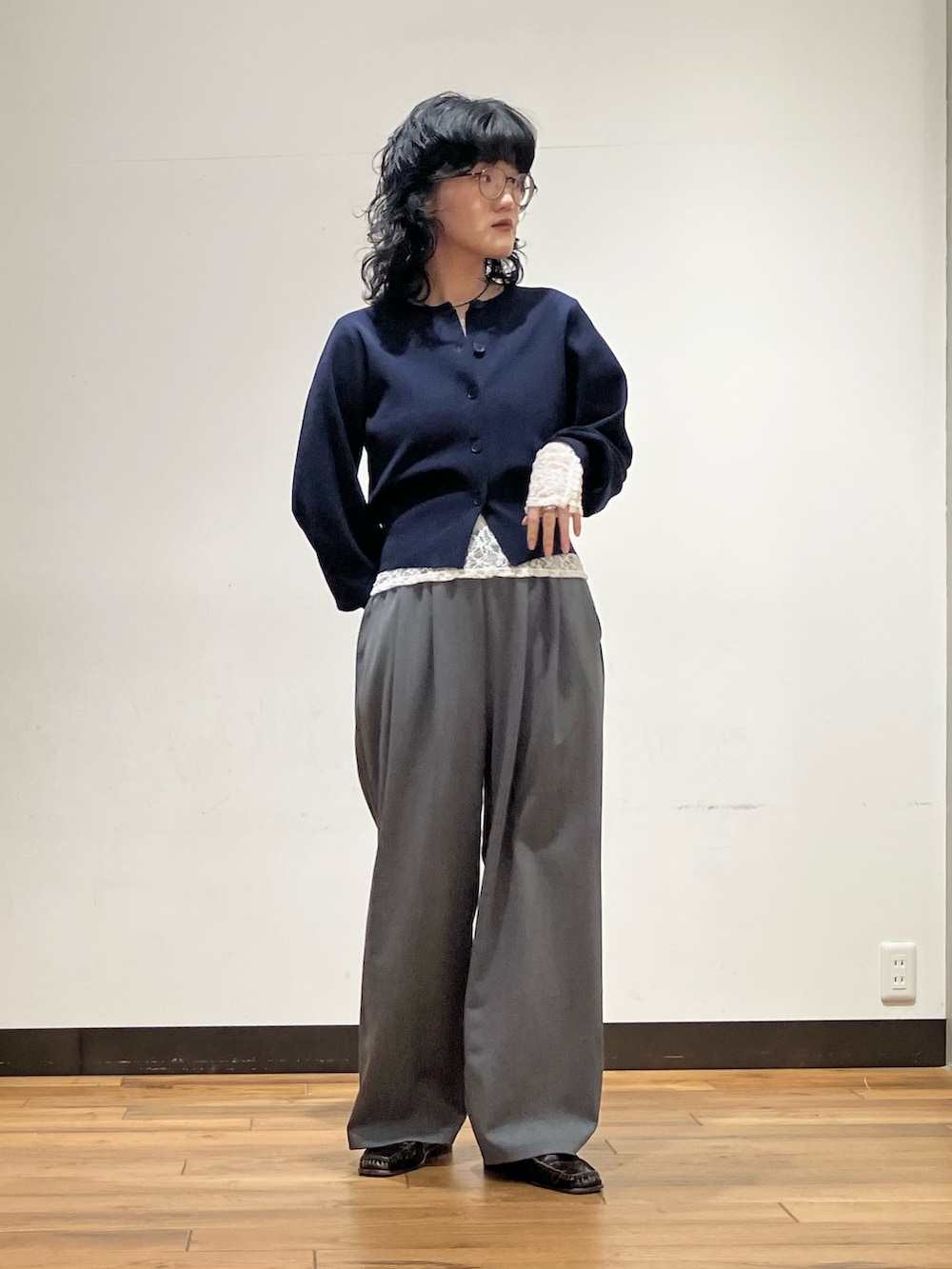 グレー系のその他パンツ、ホワイト系のTシャツ/カットソー、ブルー系のカーディガン/ボレロを着用したレディースの春コーディネートの3枚目の写真