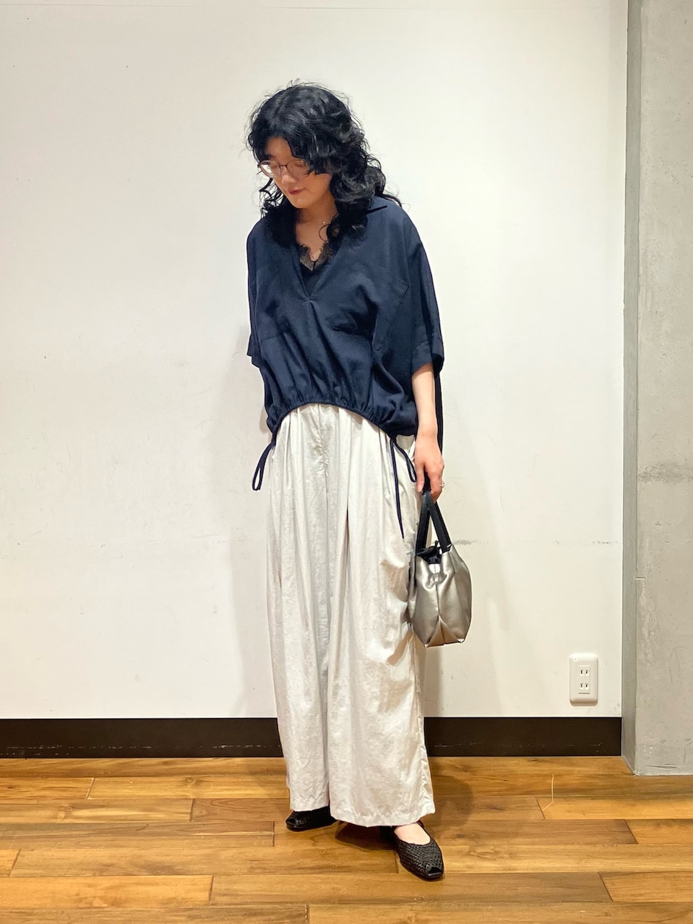 ブルー系のシャツ/ブラウス、ブラック系のタンクトップ、シルバー系のショルダーバッグを着用したレディースの夏コーディネートの2枚目の写真