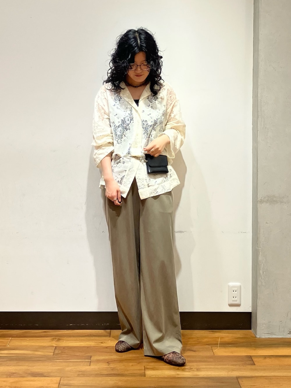 その他のバレエシューズ、グリーン系のその他パンツ、ホワイト系のシャツ/ブラウスを着用したレディースの夏コーディネートの2枚目の写真