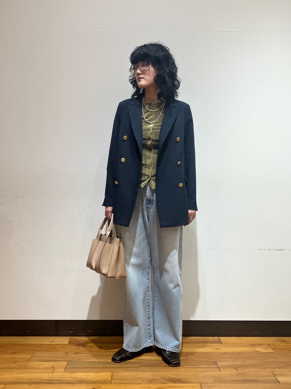 ブルー系のその他アウター、グリーン系のカーディガン/ボレロ、ブルー系のデニムパンツを着用したレディースの冬コーディネートの2枚目の写真