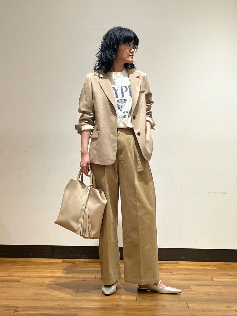 ホワイト系のトートバッグ、ベージュ系のその他パンツ、ベージュ系のその他アウターを着用したレディースの春コーディネートの2枚目の写真
