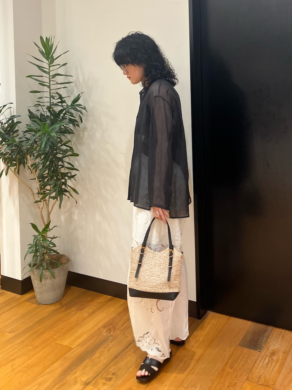 ブラック系のシャツ/ブラウス、ブラック系のサンダル、ブラック系のショルダーバッグを着用したレディースの春コーディネートの4枚目の写真