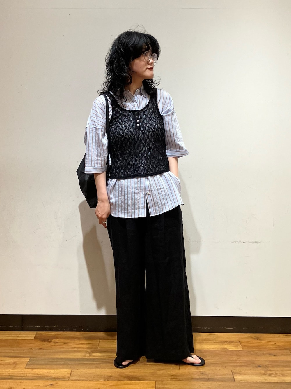 ブラック系のその他パンツ、ブラック系のサンダル、ブラウン系のシャツ/ブラウスを着用したレディースの夏コーディネートの2枚目の写真