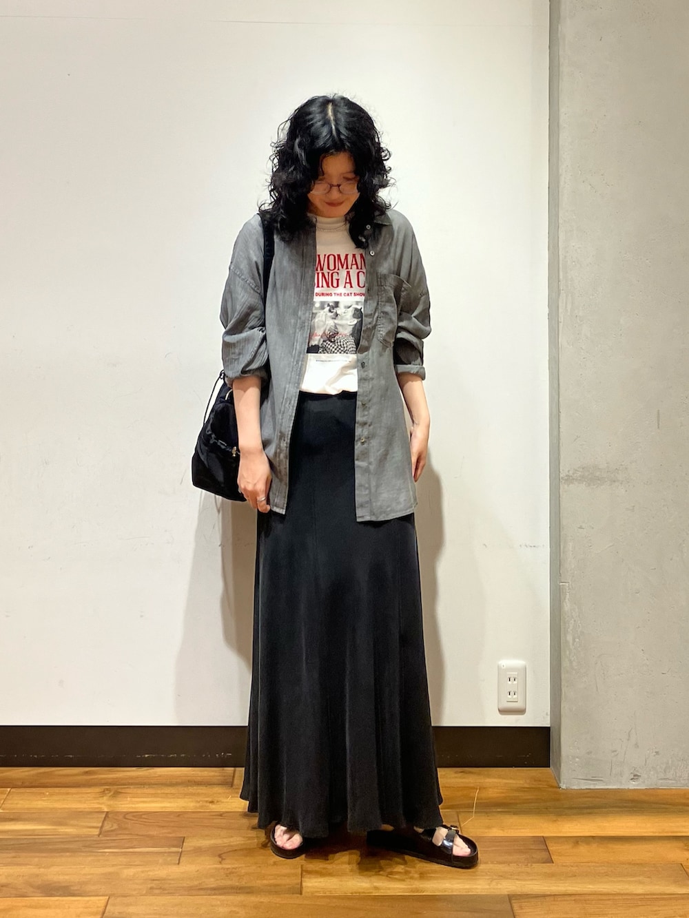 ブラック系のショルダーバッグ、グレー系のシャツ/ブラウス、ホワイト系のTシャツ/カットソーを着用したレディースの夏コーディネートの3枚目の写真