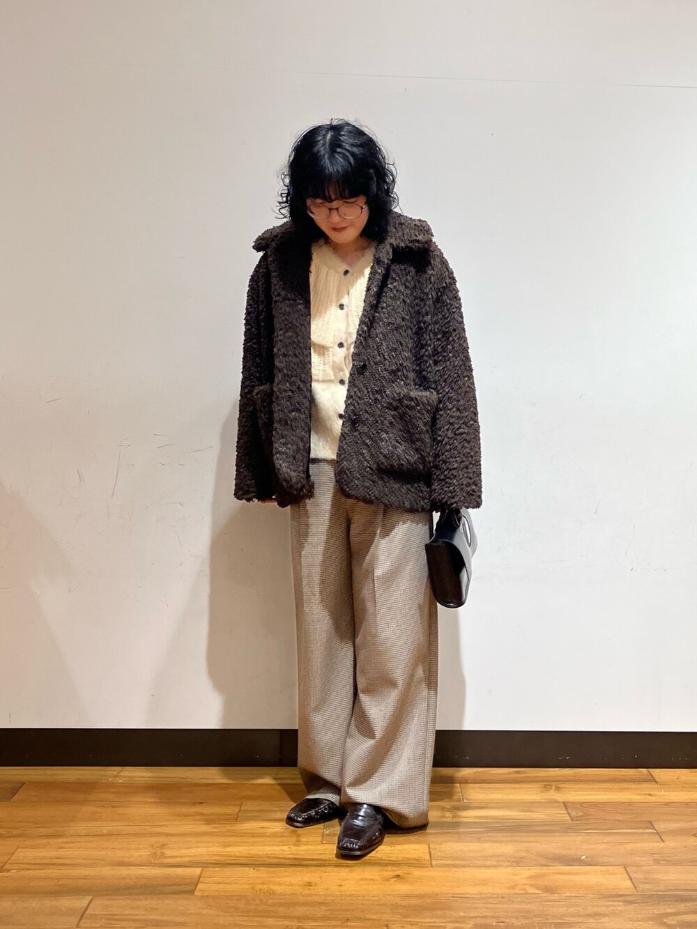 ブラウン系のその他アウター、グレー系のその他パンツ、イエロー系のニット/セーターを着用したレディースの冬コーディネートの2枚目の写真