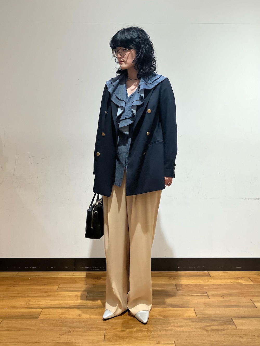 ブルー系のシャツ/ブラウス、ブルー系のその他アウター、シルバー系のパンプスを着用したレディースの冬コーディネートの2枚目の写真