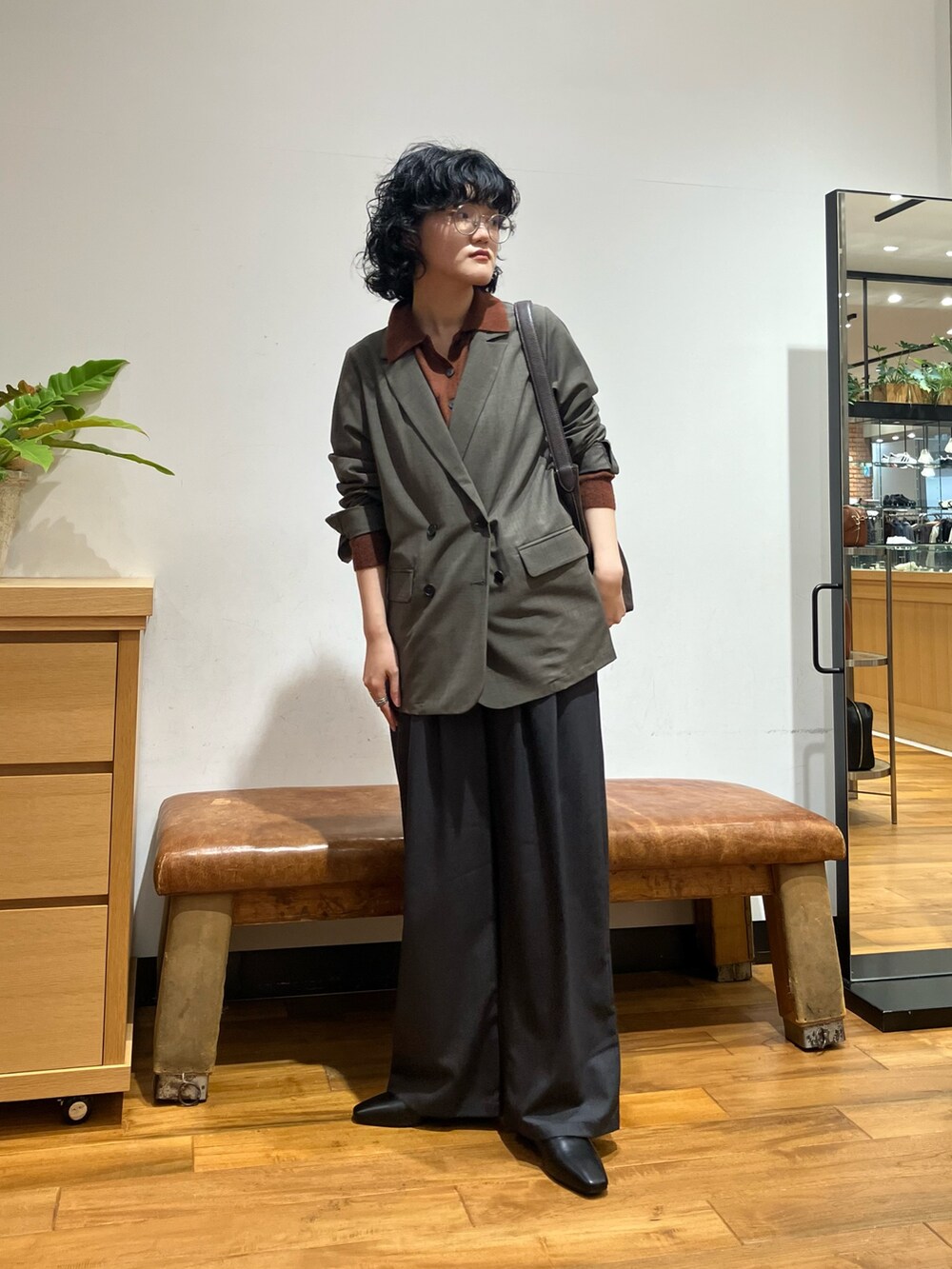 ブラウン系のニット/セーター、グレー系のその他パンツ、ブラック系のローファーを着用したレディースの秋コーディネートの2枚目の写真