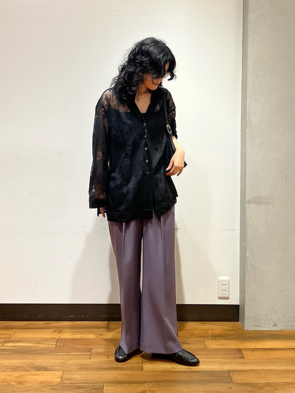 グレー系のその他パンツ、ブラック系のショルダーバッグ、ブラック系のローファーを着用したレディースの夏コーディネートの3枚目の写真
