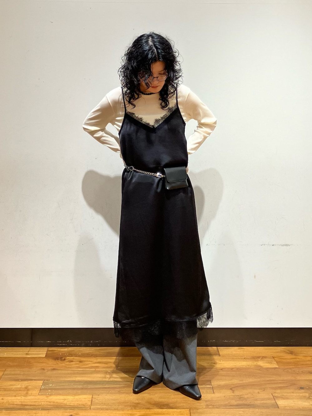 グレー系のその他パンツ、ブラック系のブルゾン、シルバー系のトートバッグを着用したレディースの秋コーディネートの2枚目の写真