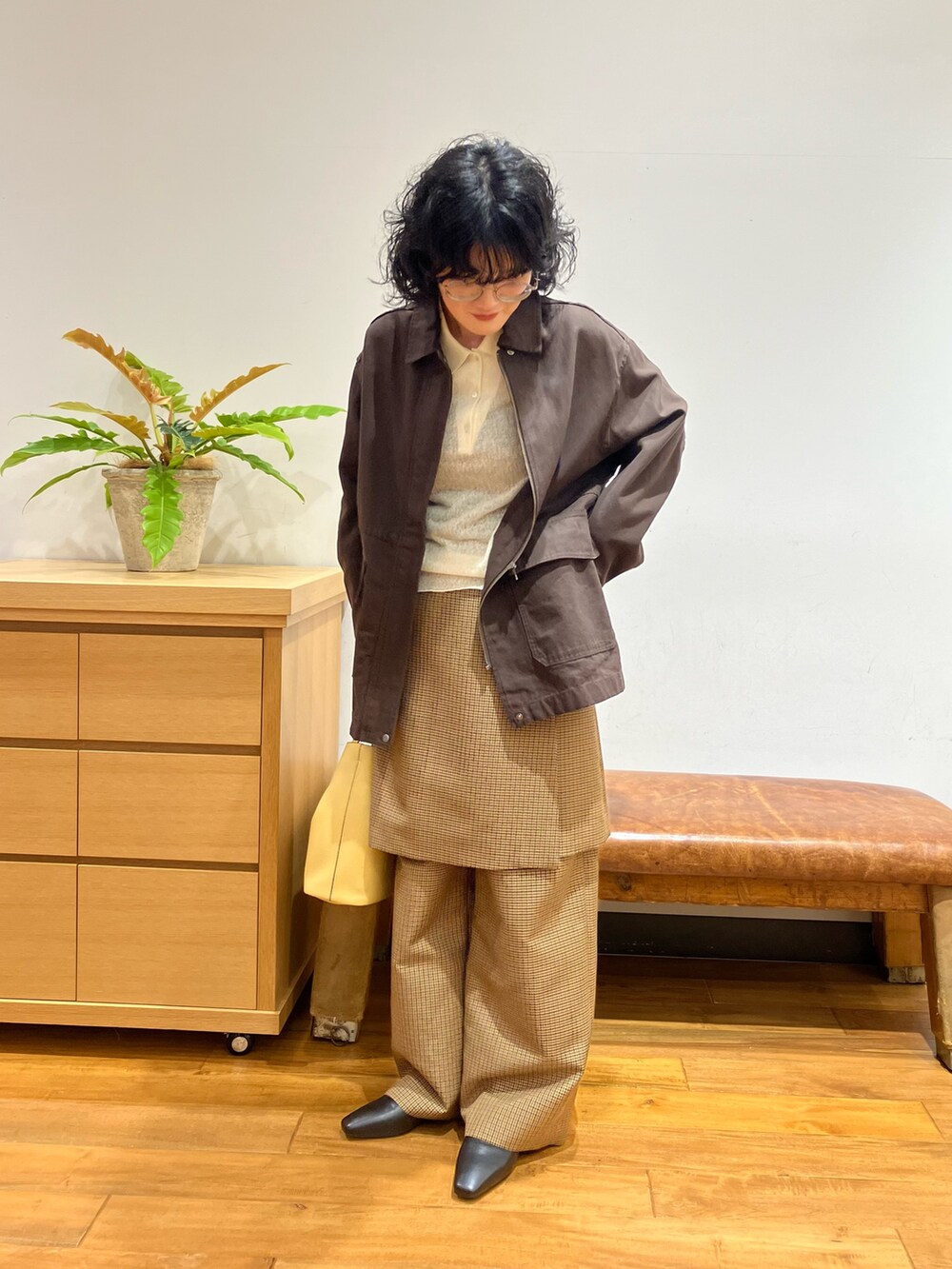 イエロー系のスカート、イエロー系のその他パンツ、ブラウン系のカバーオールを着用したレディースの秋コーディネートの5枚目の写真