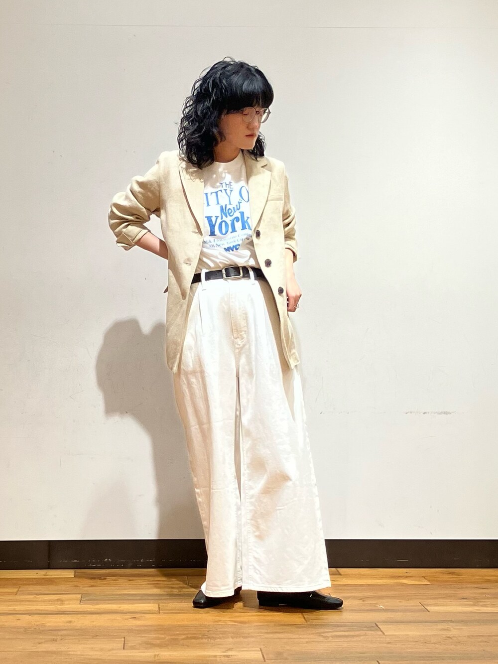 ベージュ系のその他アウター、ブルー系のTシャツ/カットソー、ホワイト系のデニムパンツを着用したレディースの春コーディネートの2枚目の写真
