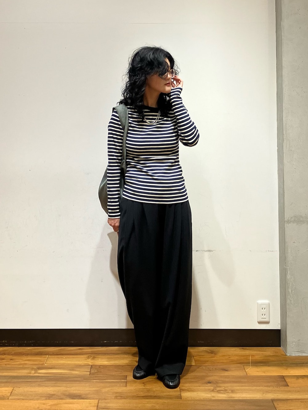 ブルー系のTシャツ/カットソー、ブラック系のローファー、ブラック系のその他パンツを着用したレディースの夏コーディネートの2枚目の写真