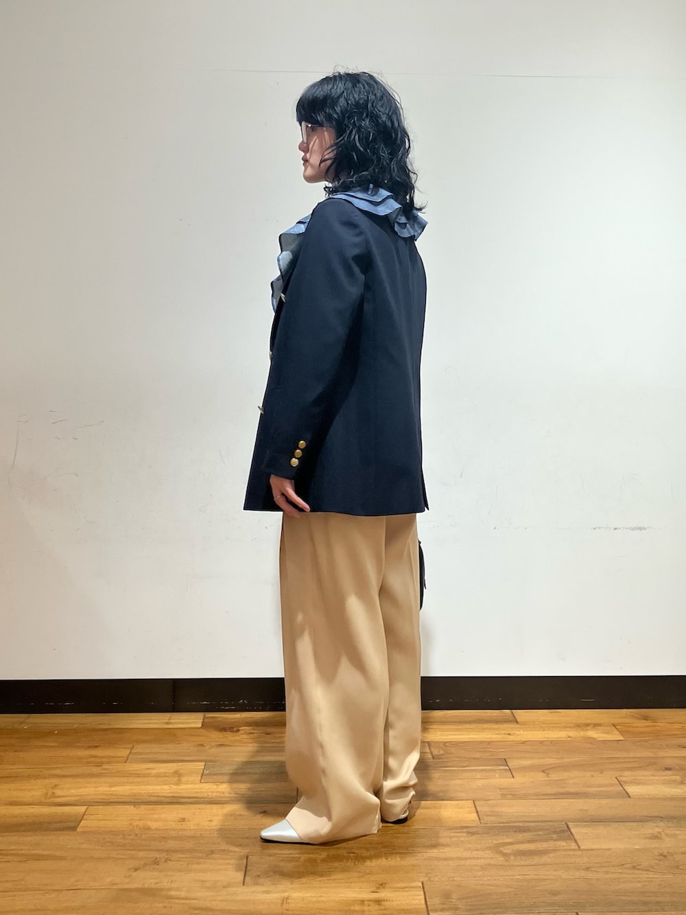 ブルー系のシャツ/ブラウス、ブルー系のその他アウター、シルバー系のパンプスを着用したレディースの冬コーディネートの3枚目の写真