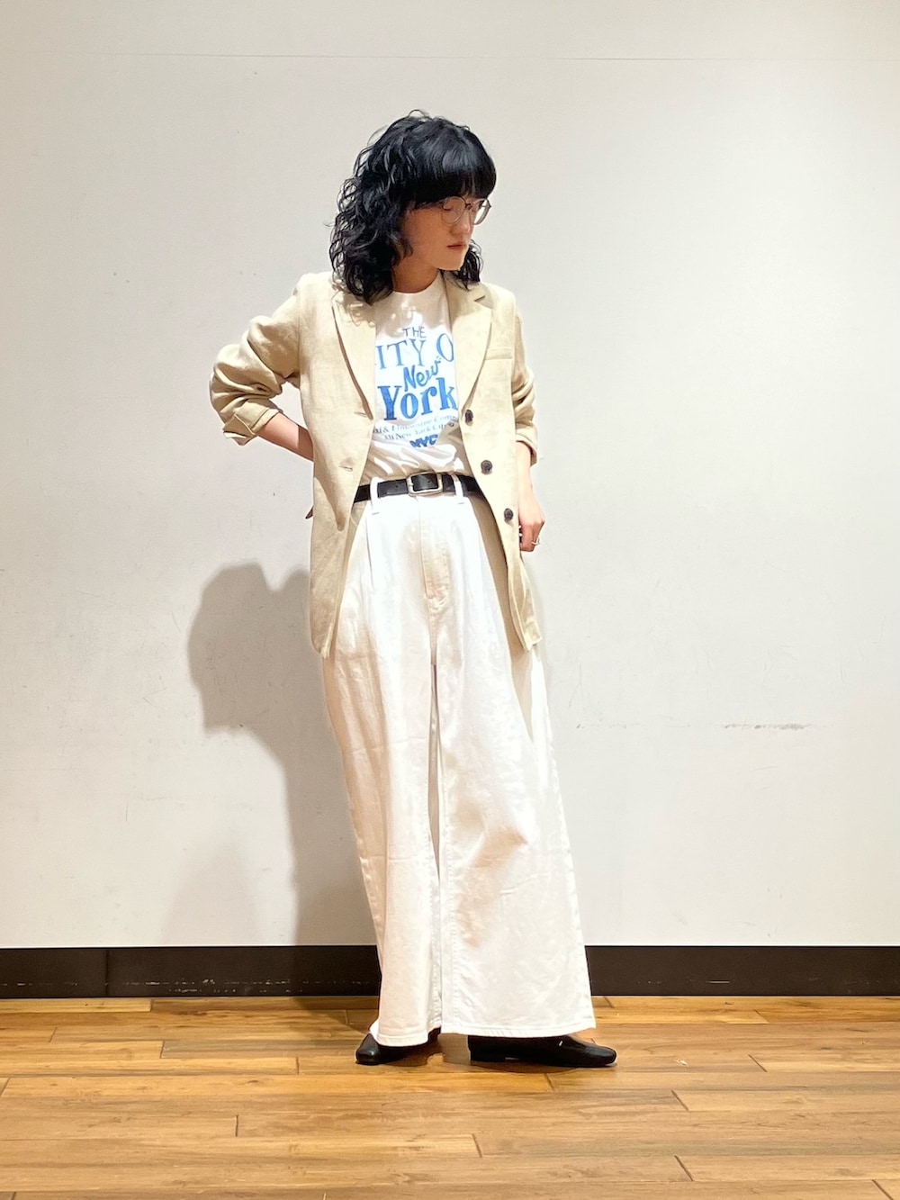 ベージュ系のその他アウター、ブルー系のTシャツ/カットソー、ホワイト系のデニムパンツを着用したレディースの春コーディネートの3枚目の写真